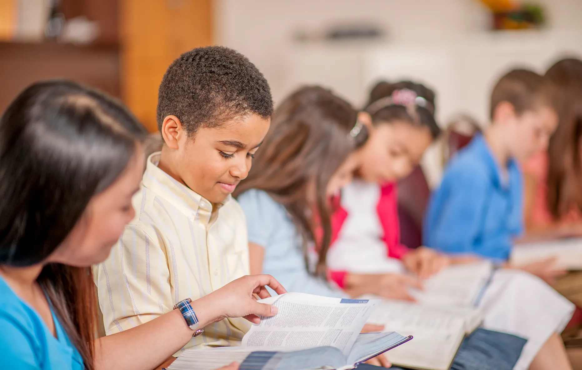 Kinderen leren bijbel lezen