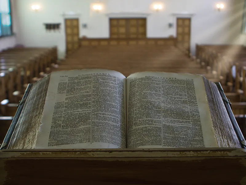 Opengeslagen bijbel in laankerk kralingse veer